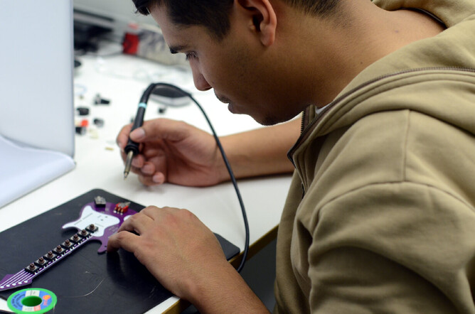Jos&eacute; montando uno de los shields Fenderino