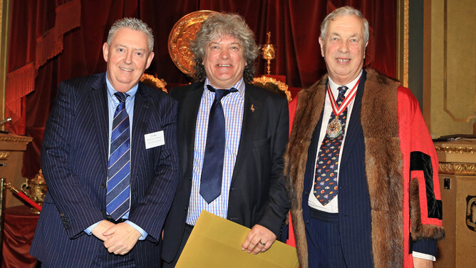 Simon wins the Senior and Jacques Cartier Memorial Award in 2014