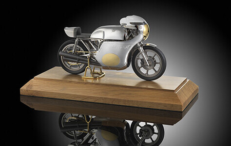 Simon wins the Senior and Jacques Cartier Memorial Award in 2014