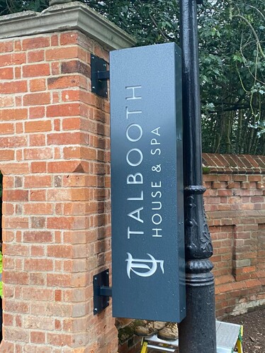 Projecting sign by sign maker - Esign