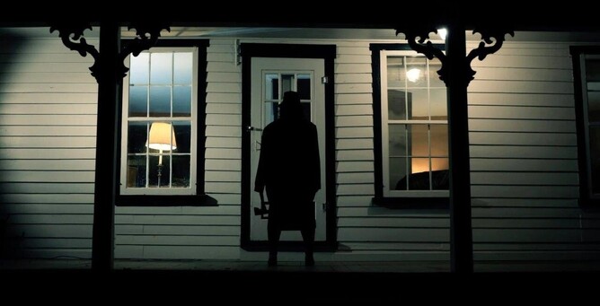 WHERE THE DEVIL ROAMS - A dark tale of a sideshow family's quest for eternal life.