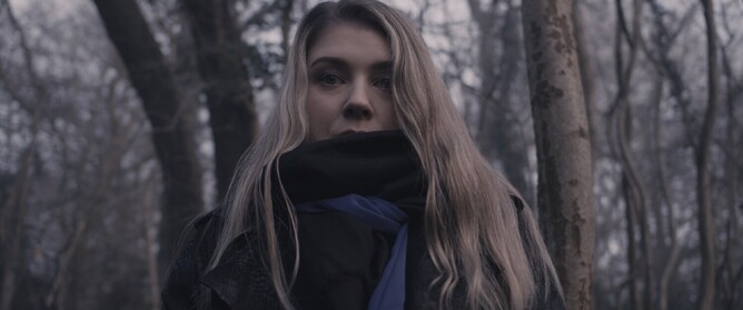 Daggers Inn - Anna Danvers as Donna Revan