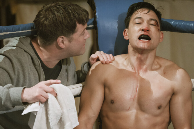 Mark Hampton Mark Tunstall in the ring (Julian Peters)