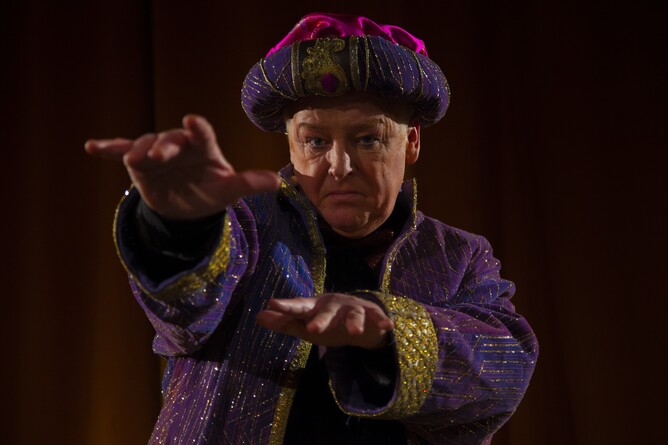  Les Dennis as Pendrick