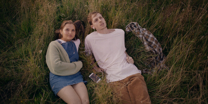 KINDING - Mia Mckenna Bruce & George Somner