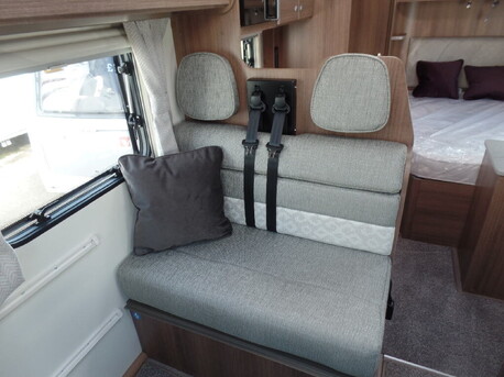 4x traveling seats, with seat belts