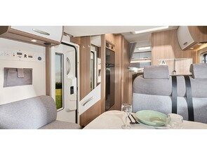 4x travel seats, with seat belts