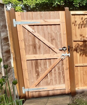 This is a closeboard gate fitted to durapost gate posts. Hung using galvanised hinges and ring latch. Fitted with a deadlock for secure closureto