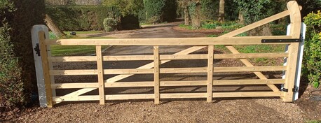 The rear view of a curved heel field gate with the gate furniture visible.