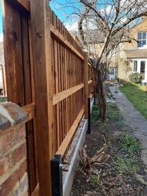 Rear view of the steel post mounted closeboard fencing.