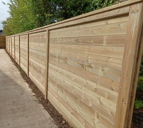 Shows completed fencing with all T&G boards and counter rail and capping.
