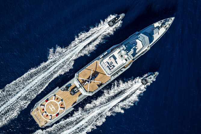 Yacht Bold deck