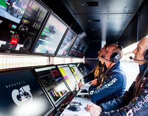 How do teams analyse F1 race strategy?