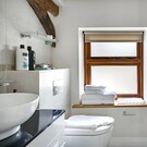 Walnut Cottage - ensuite to twin bedroom